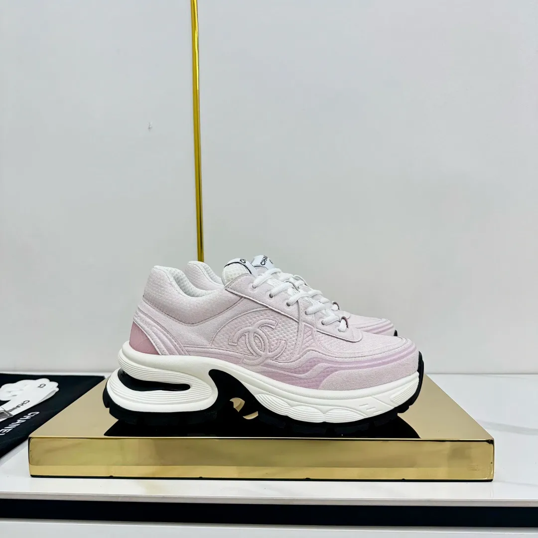 👟👟Ex-factory price 680👟👟 Upgraded version, upgraded version, upgraded version! No rebuttal accepted! ! ! ! Chanel Chanel panda shoes! 2025 counter's top casual sports shoes. This classic design; the upper is electro-embroidered with a variety of techniques; the outsole is fashionable and sporty; the unusual inclusion of a variety of color matching elements... The diversified mix and match is very good-looking and versatile, and can be used for leisure, fashion, sports, and outdoor... ꫛꫀꪝ Go➫ Materials: ❶Upper made of: original imported first-layer silk cowhide + original waterproof cloth + original first-layer cowhide ❷Inner lining: Original Yangli+Net ❸Outsole based on: Original TPU combination outsole Counter boutique packaging complete set for women 35–41 👉 👉 👉 👉